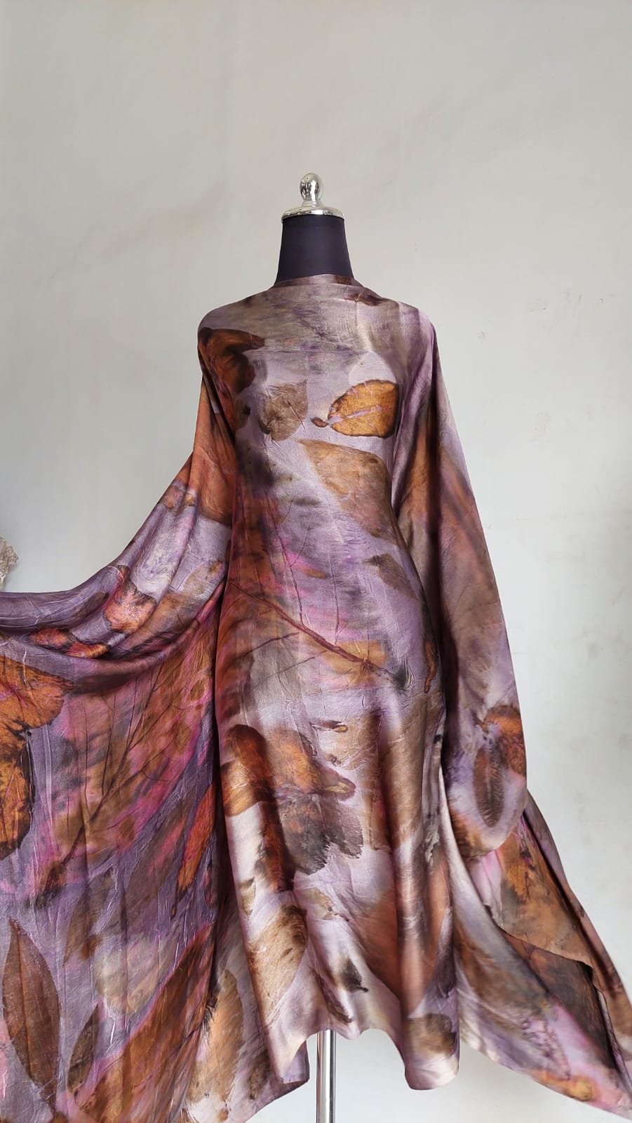 Detail serat kain dan motif daun ecoprint