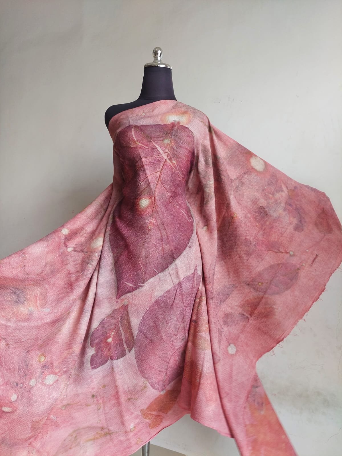 Kain ecoprint dengan motif daun pakis